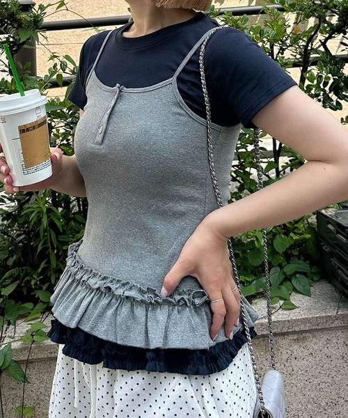 Alley Tokyo（アリートーキョー）の「裾フリフリキャミと半袖Tの便利な２セット（Tシャツ/カットソー・レディース・グレー/レッド/ネイビー・F）」の2枚目の写真