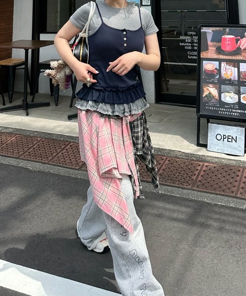 Alley Tokyo（アリートーキョー）の「裾フリフリキャミと半袖Tの便利な２セット（Tシャツ/カットソー・レディース・グレー/レッド/ネイビー・F）」の11枚目の写真