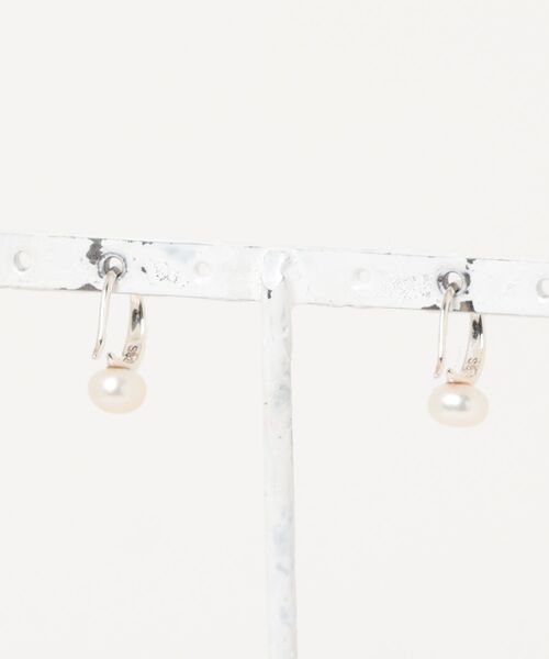 Jolie Toujours（ジョリトゥジュール）の「【金属アレルギー軽減】〈Silver925〉1粒パールフックピアス（ピアス（両耳用）・レディース・シルバー・FREE）」の2枚目の写真