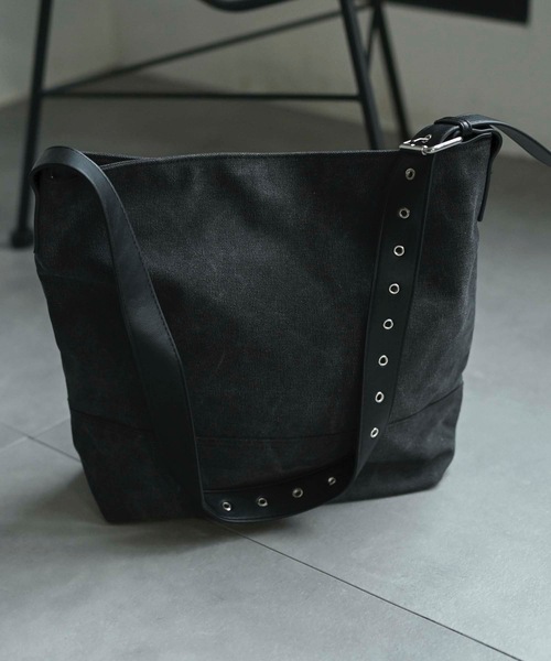 Curaful(クラフル)の「ロングベルトヴィンテージ加工コットンバッグ(ショルダーバッグ・レディース・ブラック/カーキ・FREE)」の3枚目の写真
