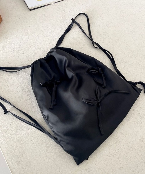 meJane（ミージェーン）の「メニーリボン ナップサック（バックパック/リュック・レディース・ブラック/グレー・FREE）」の2枚目の写真