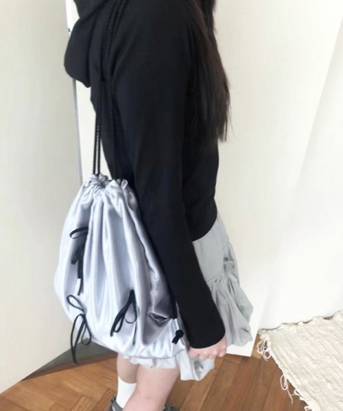 meJane（ミージェーン）の「メニーリボン ナップサック（バックパック/リュック・レディース・ブラック/グレー・FREE）」の7枚目の写真