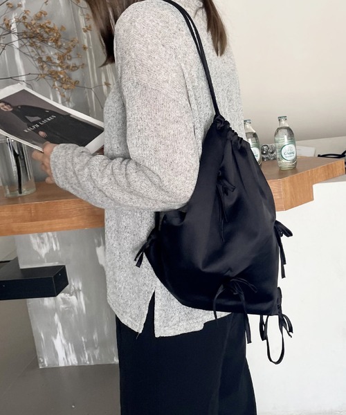 meJane（ミージェーン）の「メニーリボン ナップサック（バックパック/リュック・レディース・ブラック/グレー・FREE）」の3枚目の写真