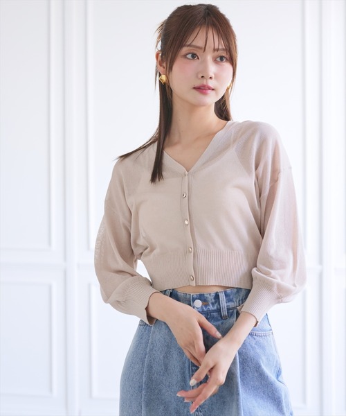 AND COUTURE(アンドクチュール)の「シャイニーシアーⅤネックカーディガン(カーディガン/ボレロ・レディース・ブラック/ベージュ/オフホワイト/ピンク・FREE)」の1枚目の写真