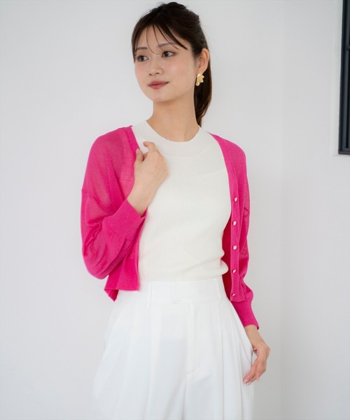 AND COUTURE(アンドクチュール)の「シャイニーシアーⅤネックカーディガン(カーディガン/ボレロ・レディース・ブラック/ベージュ/オフホワイト/ピンク・FREE)」の4枚目の写真