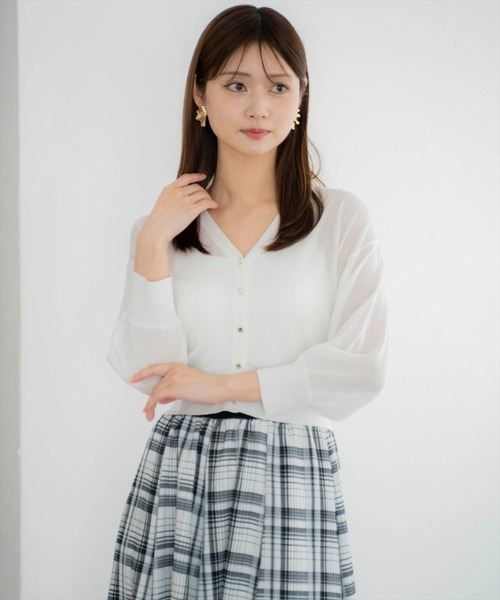 AND COUTURE(アンドクチュール)の「シャイニーシアーⅤネックカーディガン(カーディガン/ボレロ・レディース・ブラック/ベージュ/オフホワイト/ピンク・FREE)」の13枚目の写真