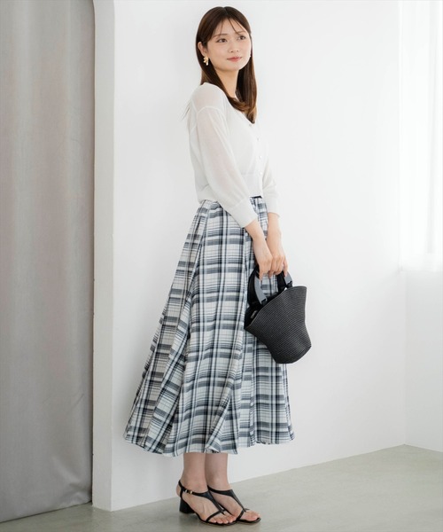 AND COUTURE(アンドクチュール)の「シャイニーシアーⅤネックカーディガン(カーディガン/ボレロ・レディース・ブラック/ベージュ/オフホワイト/ピンク・FREE)」の9枚目の写真