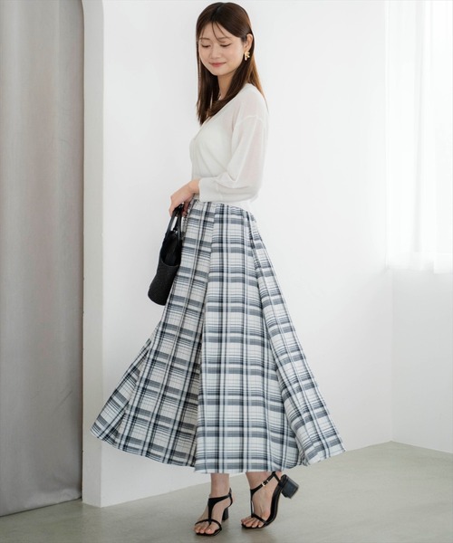 AND COUTURE(アンドクチュール)の「シャイニーシアーⅤネックカーディガン(カーディガン/ボレロ・レディース・ブラック/ベージュ/オフホワイト/ピンク・FREE)」の8枚目の写真