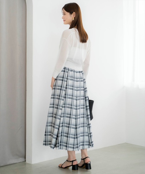 AND COUTURE(アンドクチュール)の「シャイニーシアーⅤネックカーディガン(カーディガン/ボレロ・レディース・ブラック/ベージュ/オフホワイト/ピンク・FREE)」の7枚目の写真