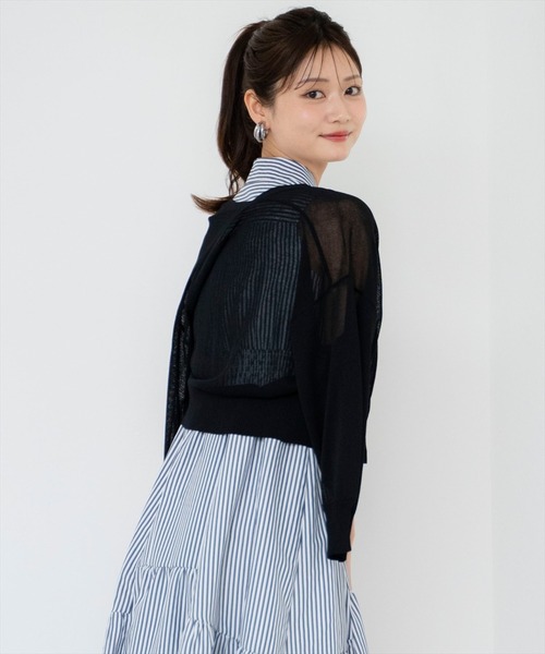 AND COUTURE(アンドクチュール)の「シャイニーシアーⅤネックカーディガン(カーディガン/ボレロ・レディース・ブラック/ベージュ/オフホワイト/ピンク・FREE)」の5枚目の写真