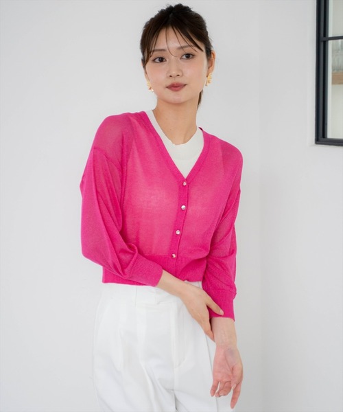 AND COUTURE(アンドクチュール)の「シャイニーシアーⅤネックカーディガン(カーディガン/ボレロ・レディース・ブラック/ベージュ/オフホワイト/ピンク・FREE)」の18枚目の写真
