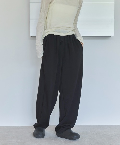 feepur（フェピュール）の「ポンチカーブイージーパンツ（その他パンツ・レディース・ブラック/ブラウン/グレー・SMALL/MEDIUM）」の2枚目の写真