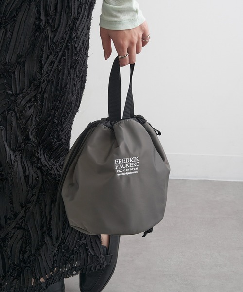 FREDRIK PACKERS（フレドリックパッカーズ）の「【FREDRIK PACKERS】≪別注≫TT CANDY SHOULDER　/　キャンディーショルダー　巾着バッグ　手提げ（ショルダーバッグ・レディース・グレー/ブラック/ブラック系その他2/オリーブ/ブラック系1・FREE）」の4枚目の写真