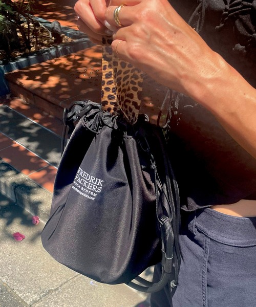 FREDRIK PACKERS（フレドリックパッカーズ）の「【FREDRIK PACKERS】≪別注≫TT CANDY SHOULDER　/　キャンディーショルダー　巾着バッグ　手提げ（ショルダーバッグ・レディース・グレー/ブラック/ブラック系その他2/オリーブ/ブラック系1・FREE）」の15枚目の写真