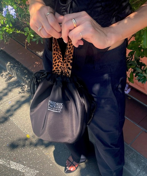 FREDRIK PACKERS（フレドリックパッカーズ）の「【FREDRIK PACKERS】≪別注≫TT CANDY SHOULDER　/　キャンディーショルダー　巾着バッグ　手提げ（ショルダーバッグ・レディース・グレー/ブラック/ブラック系その他2/オリーブ/ブラック系1・FREE）」の16枚目の写真