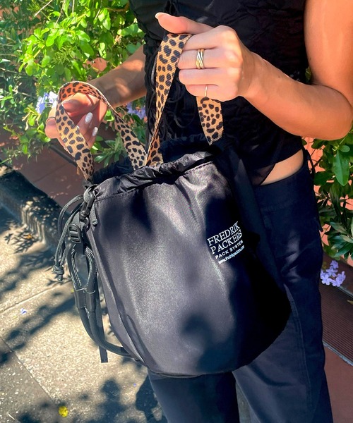 FREDRIK PACKERS（フレドリックパッカーズ）の「【FREDRIK PACKERS】≪別注≫TT CANDY SHOULDER　/　キャンディーショルダー　巾着バッグ　手提げ（ショルダーバッグ・レディース・グレー/ブラック/ブラック系その他2/オリーブ/ブラック系1・FREE）」の14枚目の写真