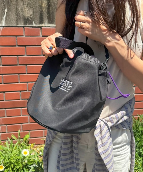 FREDRIK PACKERS（フレドリックパッカーズ）の「【FREDRIK PACKERS】≪別注≫TT CANDY SHOULDER　/　キャンディーショルダー　巾着バッグ　手提げ（ショルダーバッグ・レディース・グレー/ブラック/ブラック系その他2/オリーブ/ブラック系1・FREE）」の9枚目の写真