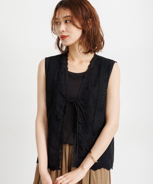 studio CLIP（スタディオクリップ）の「刺繍レースジレ（ベスト・レディース・ブラック/オフホワイト・FREE）」の2枚目の写真