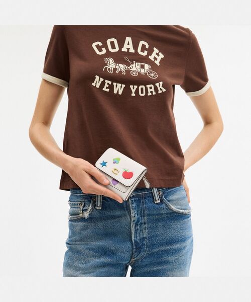 COACH（コーチ）の「ミラ スモール フラップ ウォレット・ステッカー プリント（財布・レディース・ホワイト系その他・ONE）」の5枚目の写真