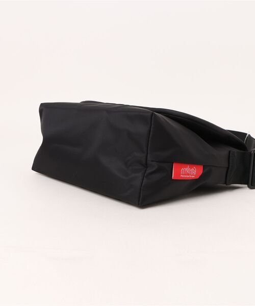 Manhattan Portage（マンハッタンポーテージ）の「CASUAL MESSENGER SLIM BP W/DIV MGNT PEANUTS 25（メッセンジャーバッグ・レディース・ブラック・SMALL）」の19枚目の写真