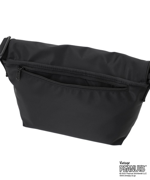Manhattan Portage（マンハッタンポーテージ）の「CASUAL MESSENGER SLIM BP W/DIV MGNT PEANUTS 25（メッセンジャーバッグ・レディース・ブラック・SMALL）」の12枚目の写真