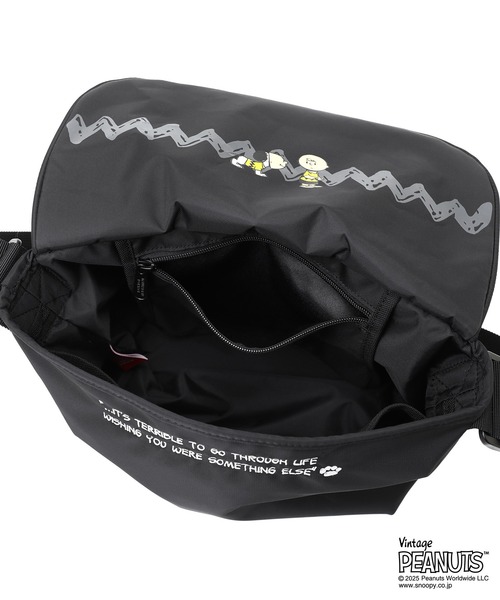 Manhattan Portage（マンハッタンポーテージ）の「CASUAL MESSENGER SLIM BP W/DIV MGNT PEANUTS 25（メッセンジャーバッグ・レディース・ブラック・SMALL）」の13枚目の写真