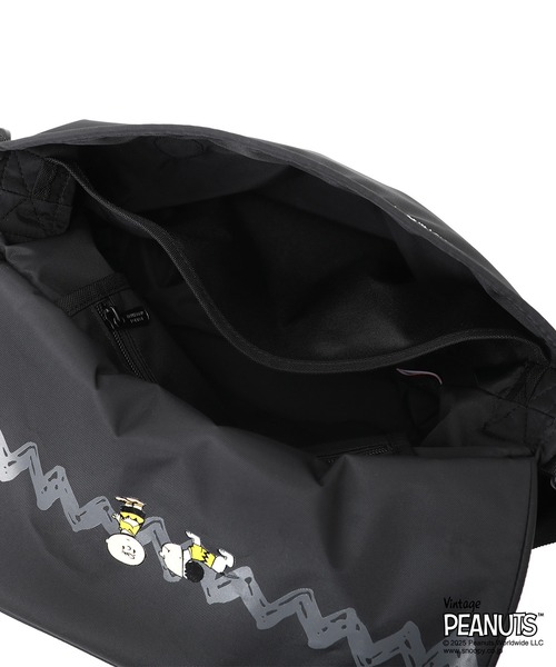 Manhattan Portage（マンハッタンポーテージ）の「CASUAL MESSENGER SLIM BP W/DIV MGNT PEANUTS 25（メッセンジャーバッグ・レディース・ブラック・SMALL）」の14枚目の写真