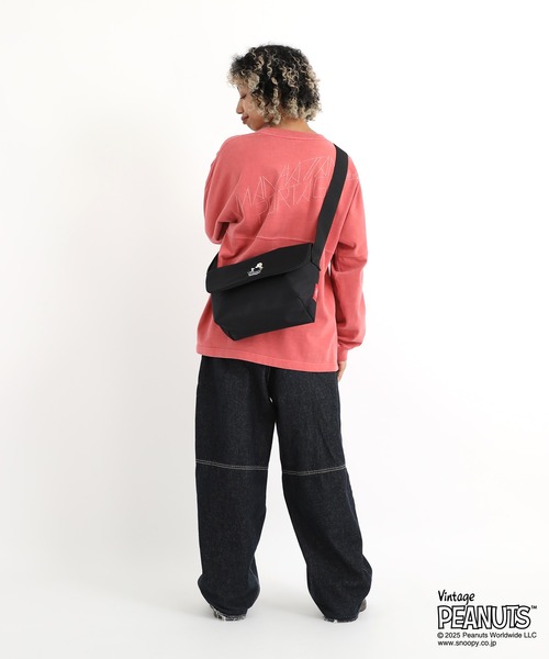 Manhattan Portage（マンハッタンポーテージ）の「CASUAL MESSENGER SLIM BP W/DIV MGNT PEANUTS 25（メッセンジャーバッグ・レディース・ブラック・SMALL）」の2枚目の写真