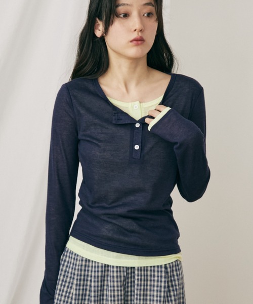 MERLOT（メルロー）の「フェイクレイヤードシアーヘンリーネックロンT（Tシャツ/カットソー・レディース・ネイビー/ライトグレー・FREE）」の2枚目の写真