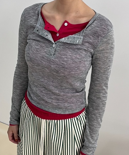 MERLOT（メルロー）の「フェイクレイヤードシアーヘンリーネックロンT（Tシャツ/カットソー・レディース・ネイビー/ライトグレー・FREE）」の6枚目の写真