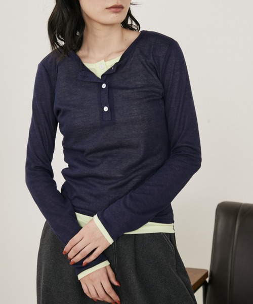 MERLOT（メルロー）の「フェイクレイヤードシアーヘンリーネックロンT（Tシャツ/カットソー・レディース・ネイビー/ライトグレー・FREE）」の20枚目の写真