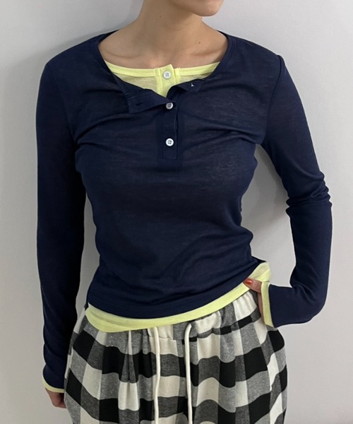 MERLOT（メルロー）の「フェイクレイヤードシアーヘンリーネックロンT（Tシャツ/カットソー・レディース・ネイビー/ライトグレー・FREE）」の7枚目の写真