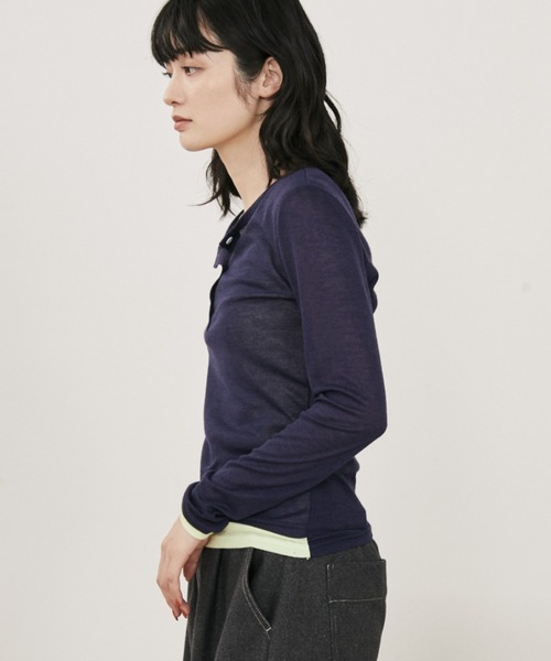 MERLOT（メルロー）の「フェイクレイヤードシアーヘンリーネックロンT（Tシャツ/カットソー・レディース・ネイビー/ライトグレー・FREE）」の17枚目の写真