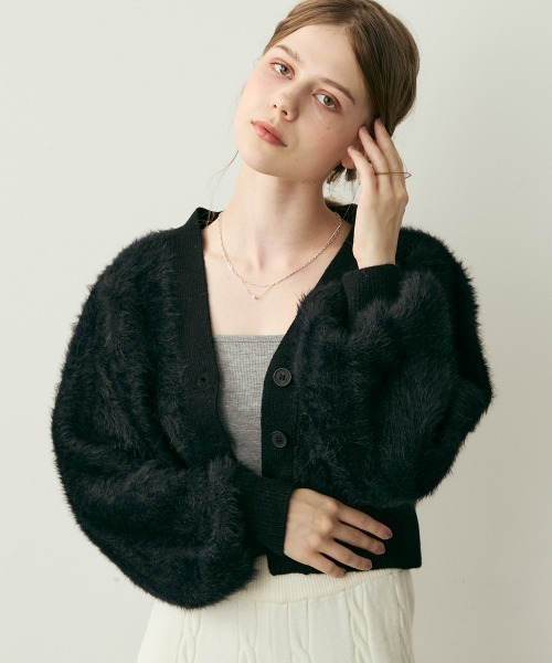 Clum(クルム)の「ボリューム袖モヘアニットクロップド丈アウター(カーディガン/ボレロ・レディース・ブラック/グレー・FREE)」の3枚目の写真