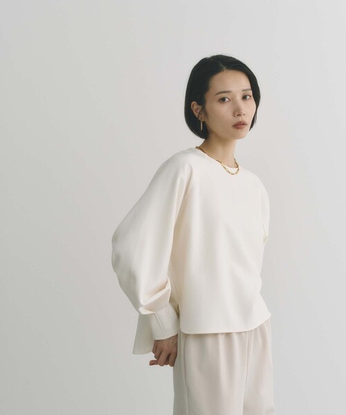 BIANCA(ビアンカ)の「【オンオフ着回し】大人の洗練プルオーバー(Tシャツ/カットソー・レディース・ベージュ/ダークネイビー/オフホワイト・38)」の1枚目の写真