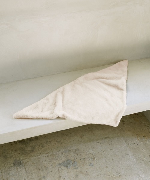 studio CLIP(スタディオクリップ)の「フェイクファーBIG三角ストール(ストール/ショール・レディース・ナチュラル/モカ・FREE)」の1枚目の写真