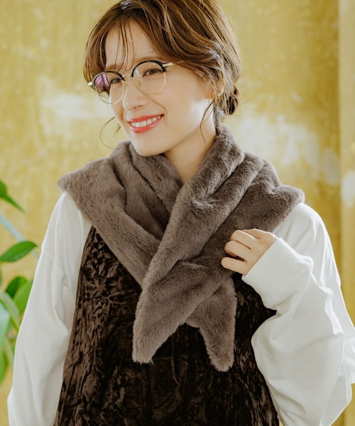 studio CLIP(スタディオクリップ)の「フェイクファーBIG三角ストール(ストール/ショール・レディース・ナチュラル/モカ・FREE)」の2枚目の写真