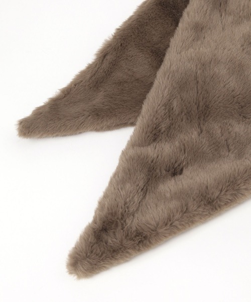 studio CLIP(スタディオクリップ)の「フェイクファーBIG三角ストール(ストール/ショール・レディース・ナチュラル/モカ・FREE)」の4枚目の写真