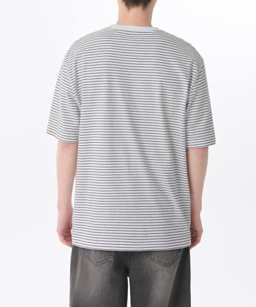 MUSINSA STANDARD（ムシンサスタンダード）の「ピンストライプリラックスクルーネックTシャツ[ホワイト/ブラック]（Tシャツ/カットソー・メンズ・その他・SMALL/MEDIUM/LARGE/X-LARGE/XX-LARGE/XXX-LARGE）」の2枚目の写真