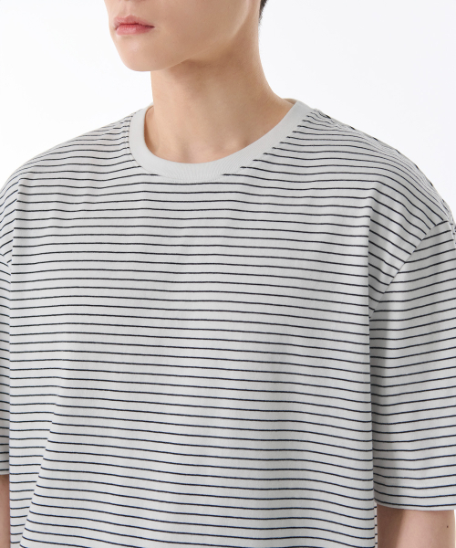 MUSINSA STANDARD（ムシンサスタンダード）の「ピンストライプリラックスクルーネックTシャツ[ホワイト/ブラック]（Tシャツ/カットソー・メンズ・その他・SMALL/MEDIUM/LARGE/X-LARGE/XX-LARGE/XXX-LARGE）」の3枚目の写真