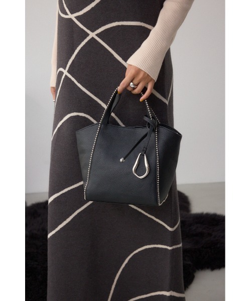 AZUL by moussy（アズールバイマウジー）の「メタルパーツミニトートバッグ（ショルダーバッグ・レディース・ダークグリーン/ブラック/グレイッシュベージュ・FREE）」の4枚目の写真