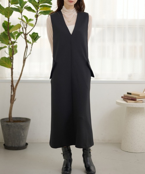 DAYRA(デイラ)の「Vネック ダブルポケット ノースリーブ ロング ワンピース(ワンピース・レディース・ブラック/ネイビー/ブラウン/グレー/グリーン/グレイッシュベージュ・FREE)」の1枚目の写真