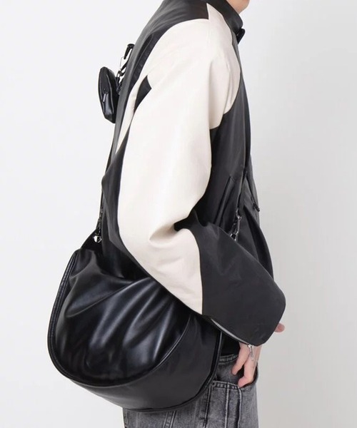 WESTBOY（ウエストボーイ）の「レザーライク カーブ ビッグショルダーバッグ WO25W12BG04（ショルダーバッグ・メンズ・ブラック・FREE）」の2枚目の写真