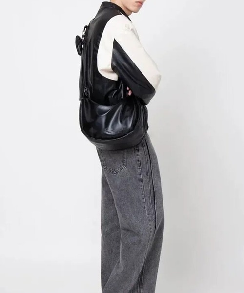 WESTBOY（ウエストボーイ）の「レザーライク カーブ ビッグショルダーバッグ WO25W12BG04（ショルダーバッグ・メンズ・ブラック・FREE）」の5枚目の写真