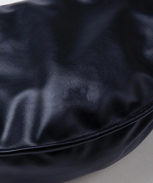 WESTBOY（ウエストボーイ）の「レザーライク カーブ ビッグショルダーバッグ WO25W12BG04（ショルダーバッグ・メンズ・ブラック・FREE）」の7枚目の写真