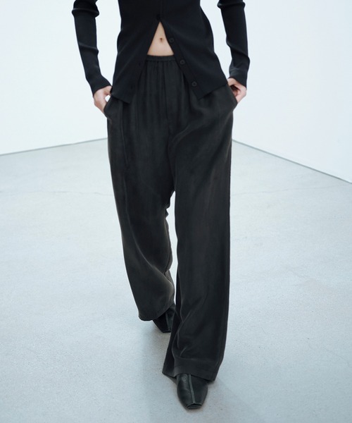 SALON adam et rope'（サロン アダム エ ロペ）の「[26SS]GENTLE SILK パンツ / セットアップ対応・洗える（その他パンツ・レディース・ベージュ系その他/ブラック・S/M）」の2枚目の写真