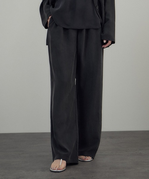 SALON adam et rope'（サロン アダム エ ロペ）の「[26SS]GENTLE SILK パンツ / セットアップ対応・洗える（その他パンツ・レディース・ベージュ系その他/ブラック・S/M）」の13枚目の写真