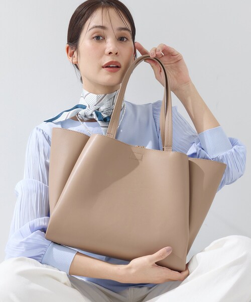 INDIVI(インディヴィ)の「【A4収納可能/合皮】キャリアタックバッグ(トートバッグ・レディース・チャコールグレー/ブラック/ベージュ・00)」の3枚目の写真