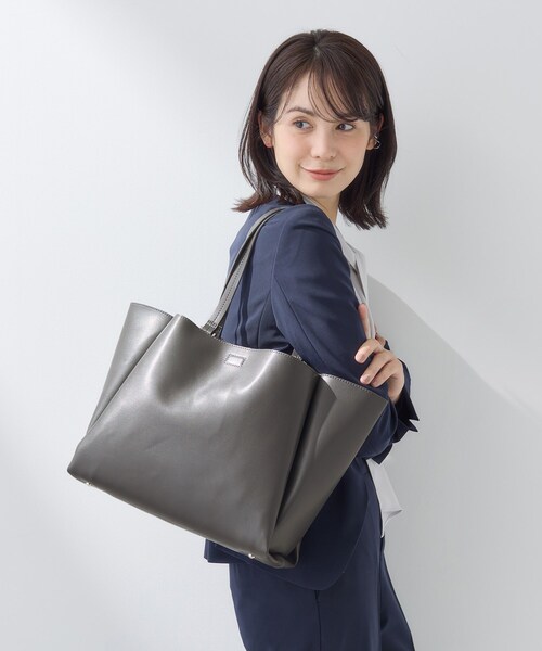 INDIVI(インディヴィ)の「【A4収納可能/合皮】キャリアタックバッグ(トートバッグ・レディース・チャコールグレー/ブラック/ベージュ・00)」の1枚目の写真