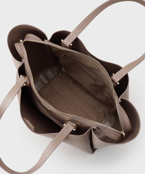 INDIVI(インディヴィ)の「【A4収納可能/合皮】キャリアタックバッグ(トートバッグ・レディース・チャコールグレー/ブラック/ベージュ・00)」の11枚目の写真